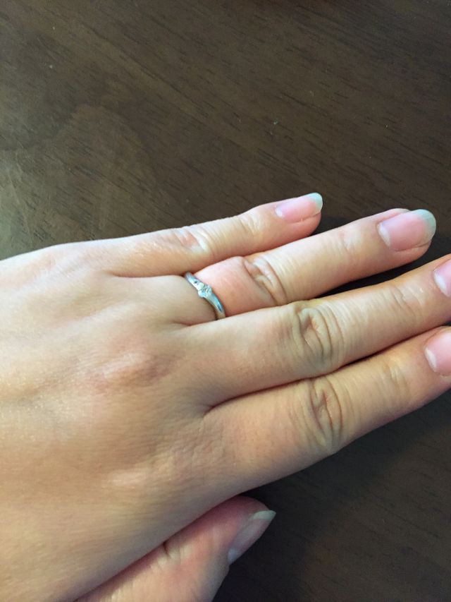 ハートダイヤとピンクダイヤが入っています。内側にも誕生石が