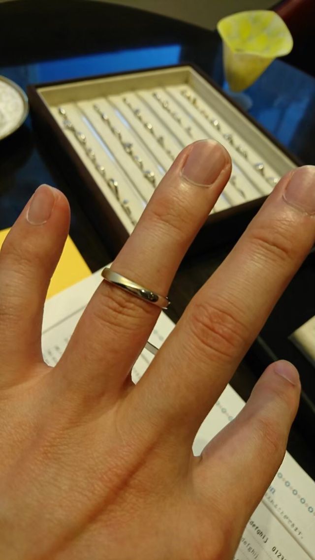 この指輪はストレートの斜めに艶消しのデザインが入っています