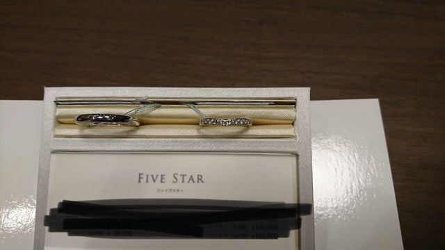 V字デザインの指輪です