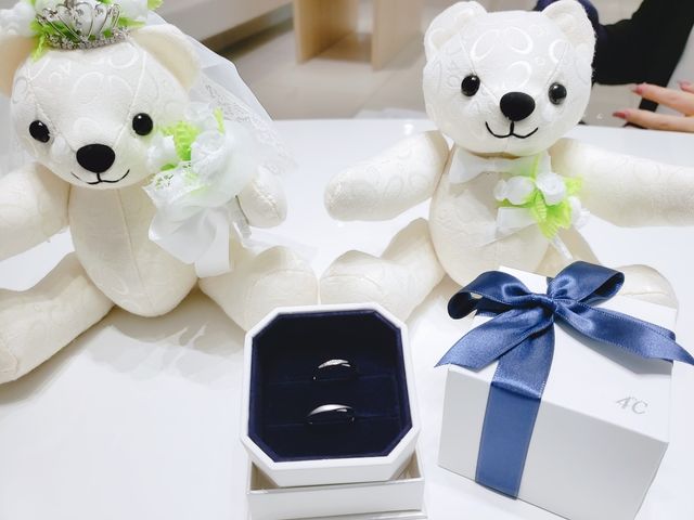 特典のクマのぬいぐるみと一緒に撮影しました。