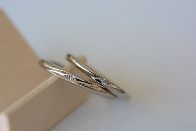 斜めのデザインにダイヤを埋め込みました