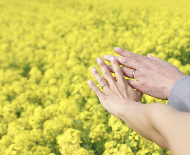 菜の花畑の中で。
シンプルでとてもつけ心地のいい指輪です