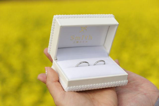 満開の菜の花の中で指輪の写真を撮りました