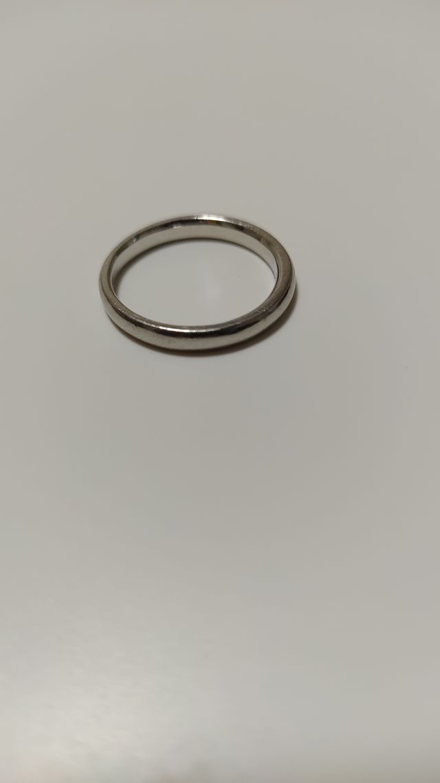 外側は石や線のないシンプルなデザインを選びました。