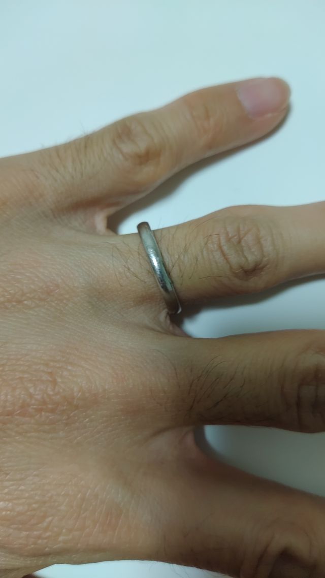 着用時です。指にフィットしています。