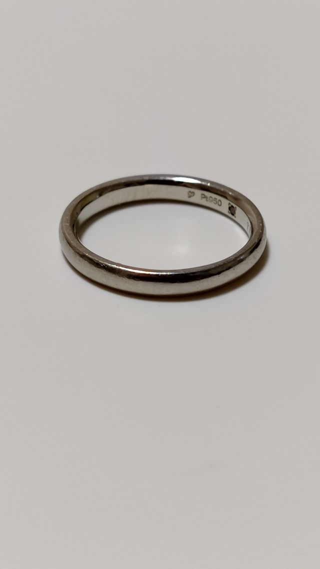 内側に石が入っています。