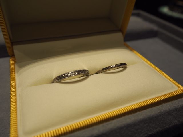 夫:葉をイメージした指輪
妻:木をイメージした指輪
