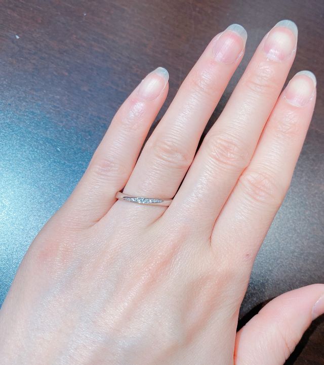 ストレートタイプでダイヤが斜めに入っています。