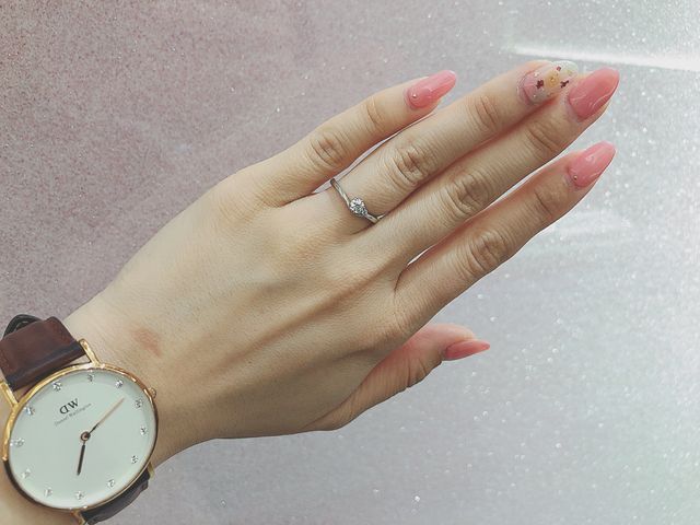 捻れているタイプのダイヤモンド付き婚約指輪