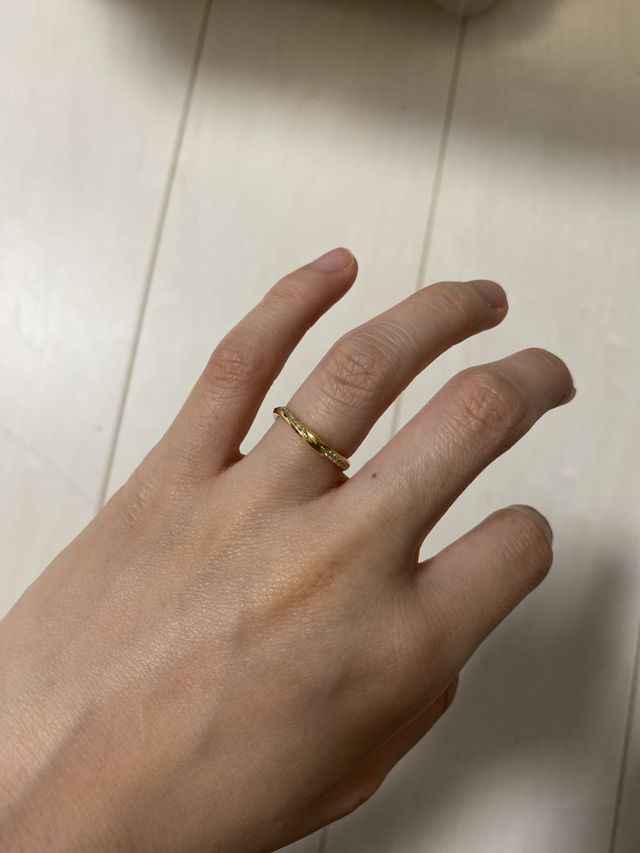 カーブの曲線上にダイヤモンドが埋め込まれています