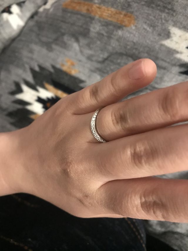 さまざまな角度からダイヤの輝きが楽しめます。