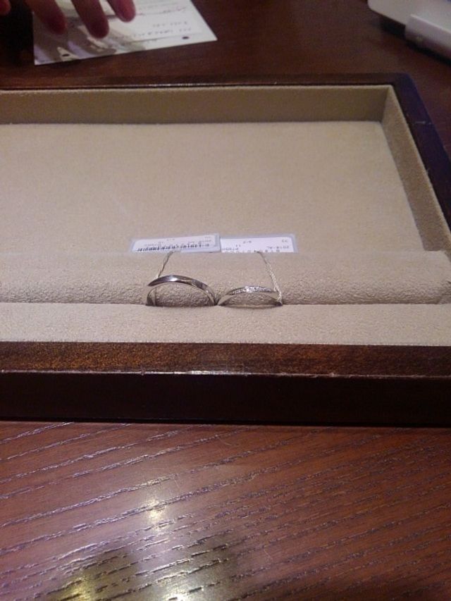 シンプルながら、ラインの入り方や石がついていておしゃやれです