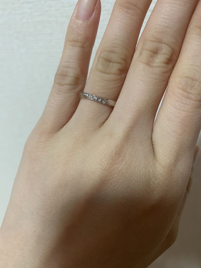 ななめに入ってるダイヤが気に入りました♪素敵なデザインです！