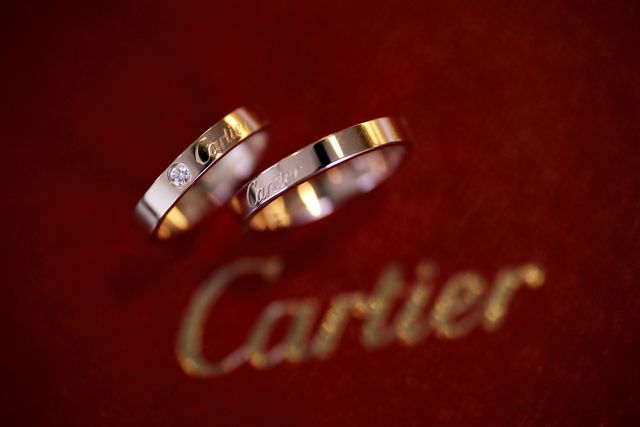 女性用には0.03ctの一粒ダイヤが付いてます