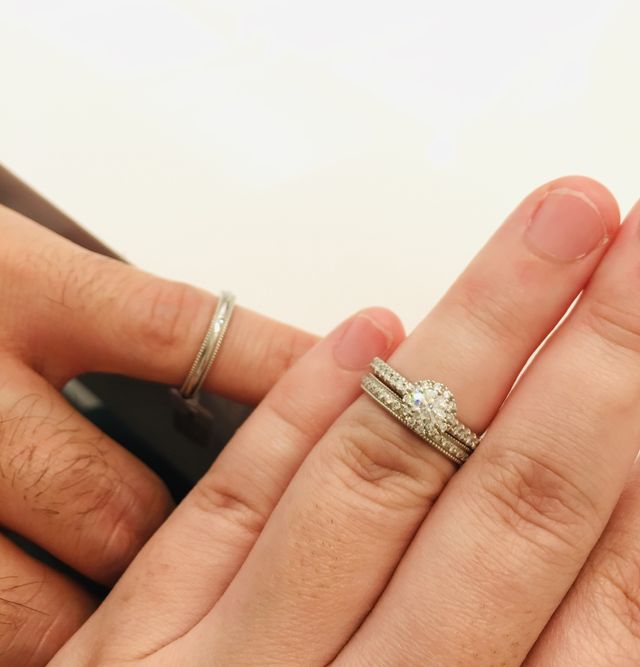 ダイヤをメレダイヤで囲むデザインです。