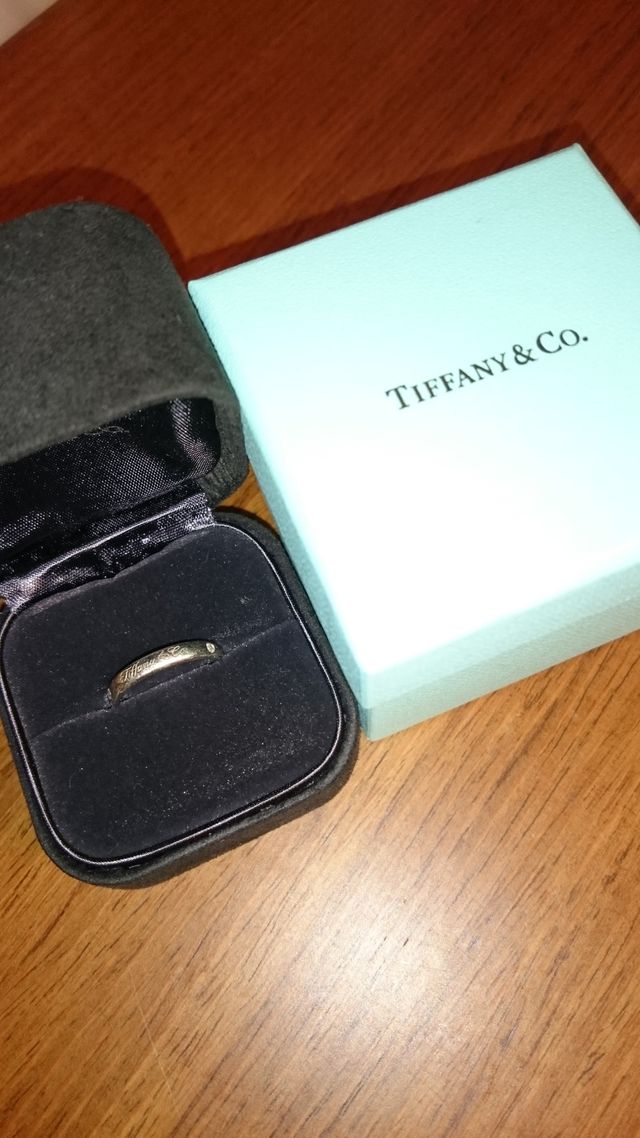 小さなダイヤが埋め込まれています