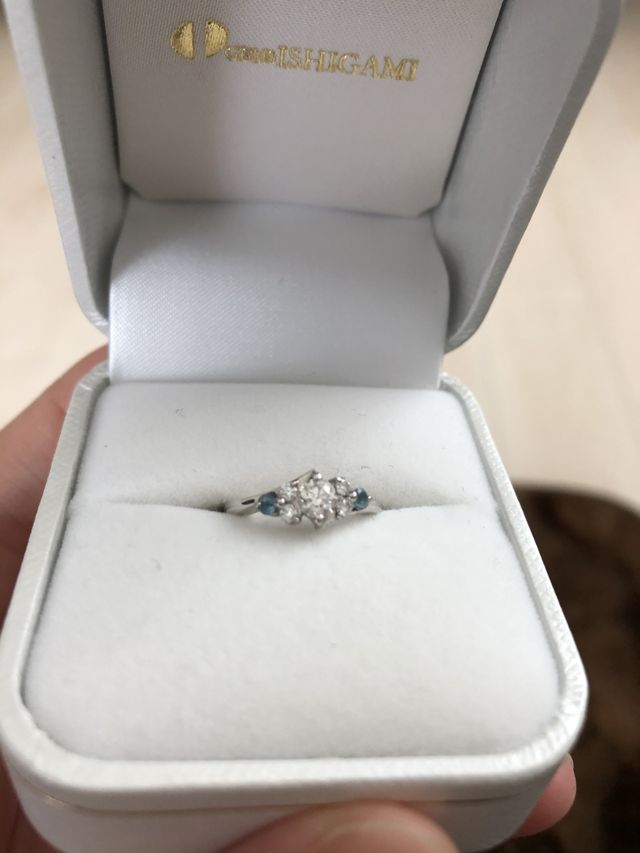 アクアマリンが両脇にあります