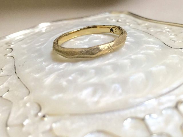 正面には星型のワンポイント刻印。内側には旦那さまの誕生石。