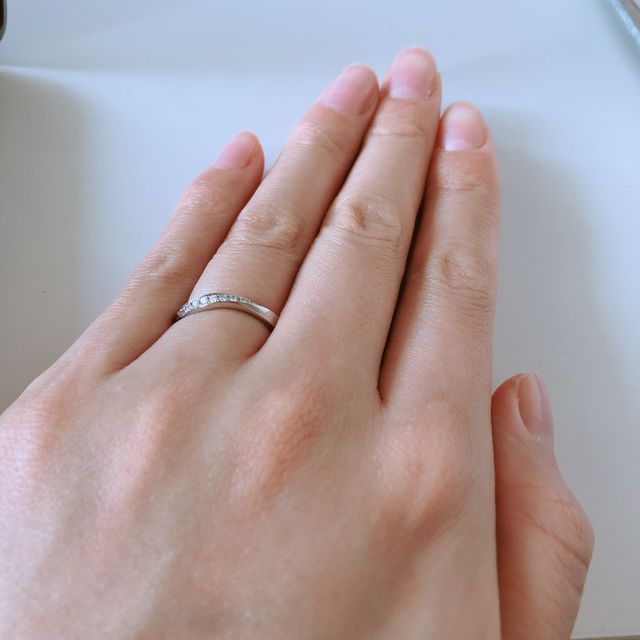 指が細く長く見えるデザインにしました。