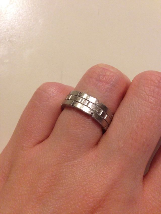 ゴツいデザインで若干指が華奢に見えます。浮腫むと着脱が拷問。