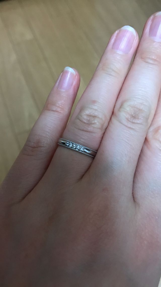 中心に五つのダイヤが付いている。カーブせずにまっすぐのタイプ