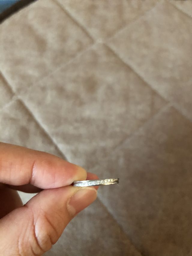 前面に小粒のダイヤが斜めに入っているデザインです。