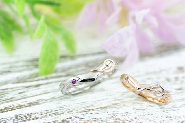 2人それぞれの誕生石、猫のしっぽを表に出してもらいました。