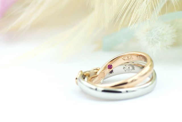 内側はお互いの誕生石、しっぽにつながる猫のシルエットです。