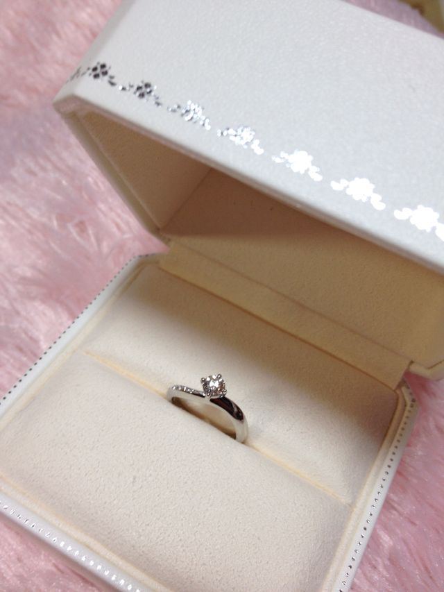 指輪をもらった夜に自宅で撮った写真です。