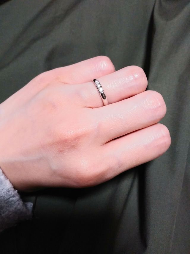 中央の3つのダイヤモンドがキラキラしてとても綺麗です。