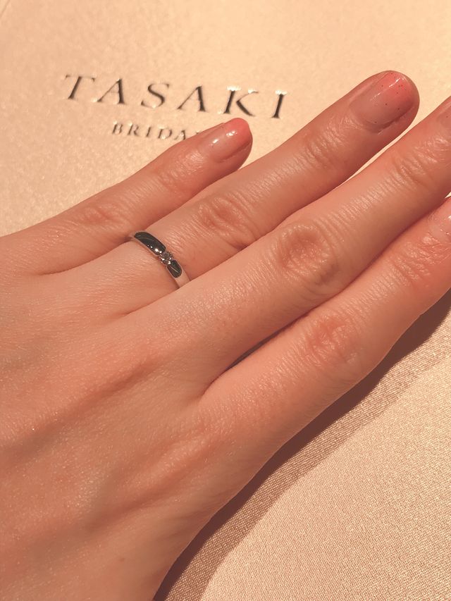 プラチナが太めでシンプルなデザインです