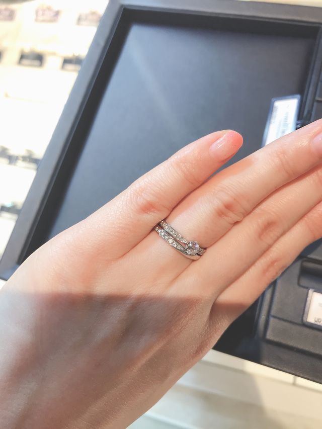 ダイヤはサイドなので派手すぎないです