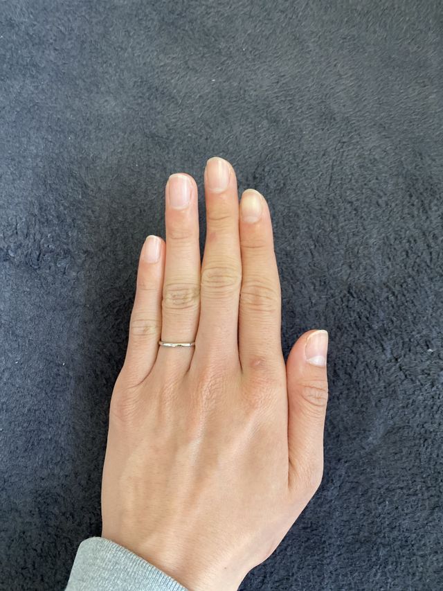 左手薬指につけています。