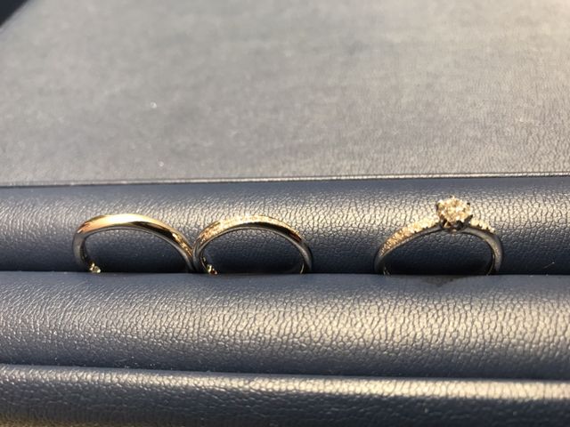 男性リングは女性リングのメレストーン部分につや消し加工