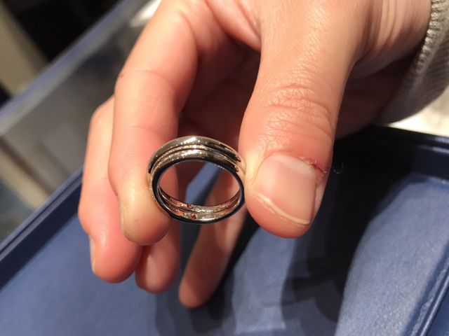 内側に2石ずつカラーダイヤ
重ねるとクローバーに