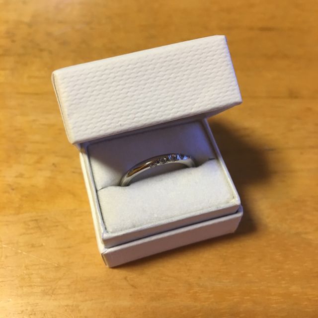 購入した際のボックスに入れた結婚指輪です。