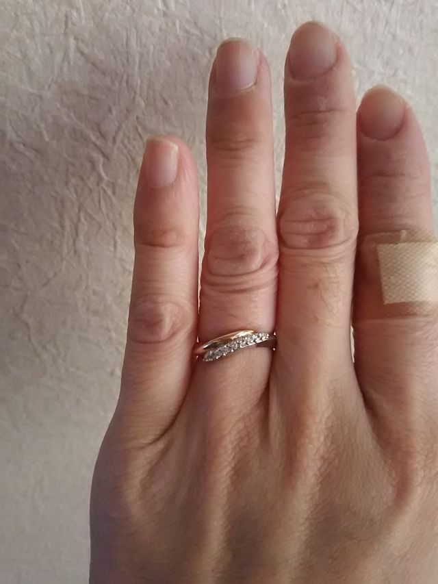 ダイヤが10個ついたゴールドとプラチナの指輪です