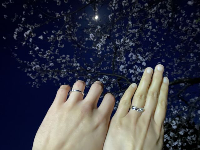 婚約指輪と結婚指輪を着けてます