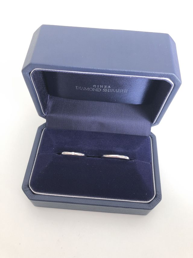 シンプルなデザインのペア結婚指輪です