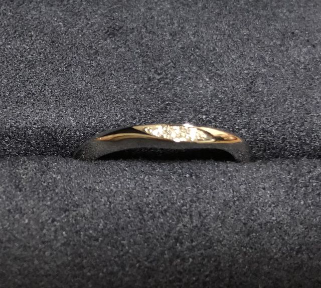 緩やかなV字アームに流れるようにカットを施した美しいデザイン