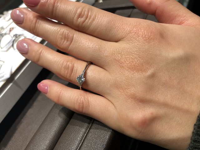 一緒に指輪を選びに行った時の写真です。