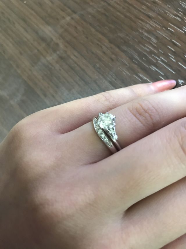 結婚指輪とセット付もでき、セットでつけるとより素敵です。