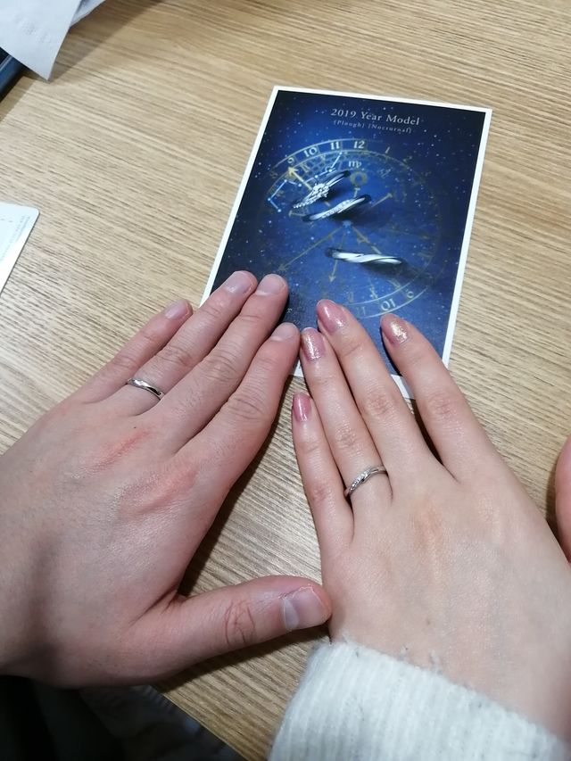 郵送で家に届いたので二人でつけた時の写真です。