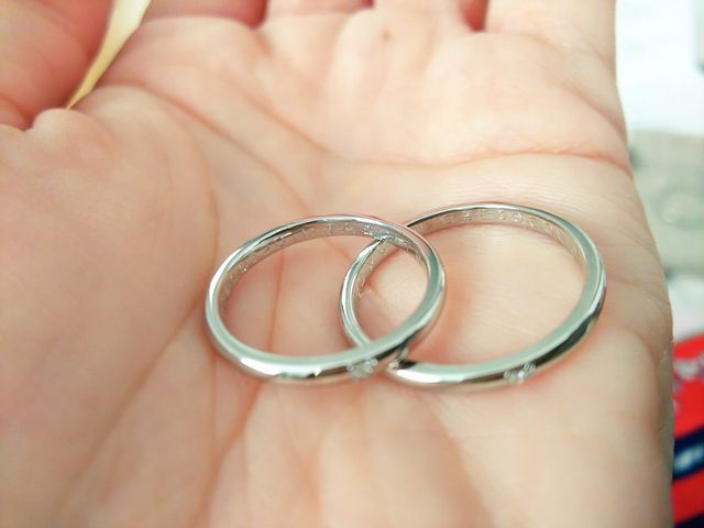 プラチナの2mm幅の甲丸、ダイヤ1粒ずつと刻印を入れました。