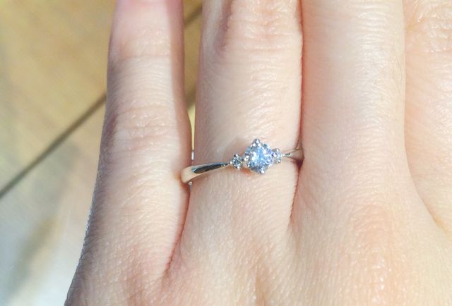 立て爪の婚約指輪