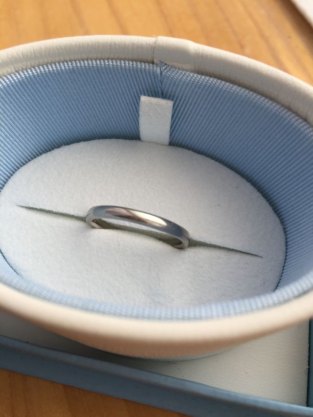 シンプルで少し太めなリングです