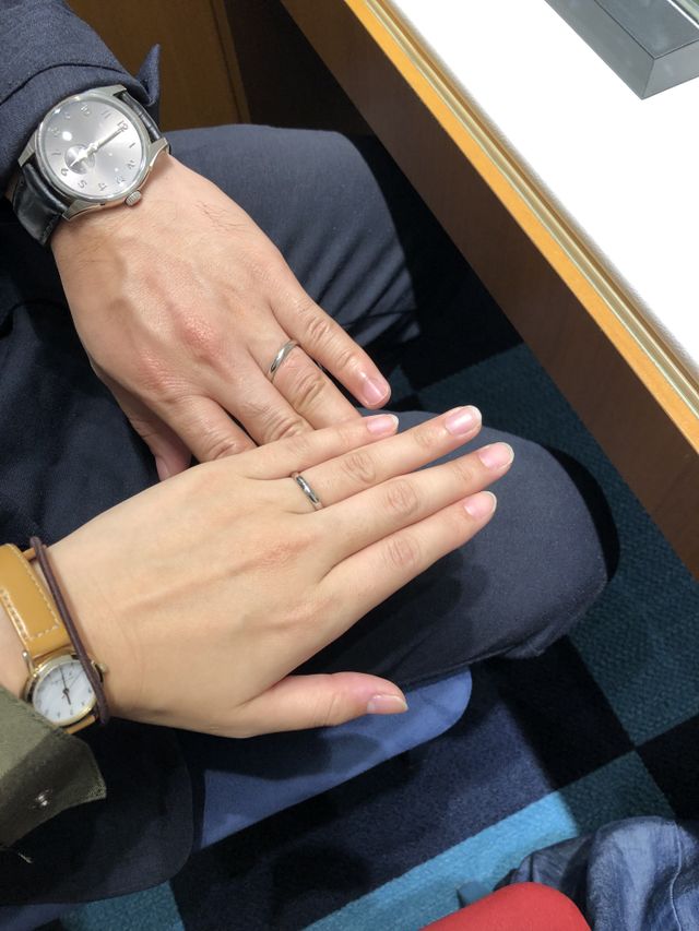 丸みを帯びていて、太さやダイヤの有無は選べます。
