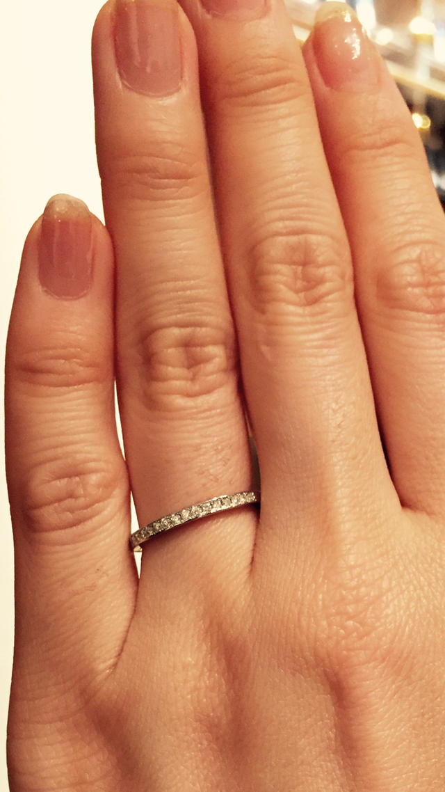 結婚指輪にエタニティを。ダイヤの質で勝負やな。