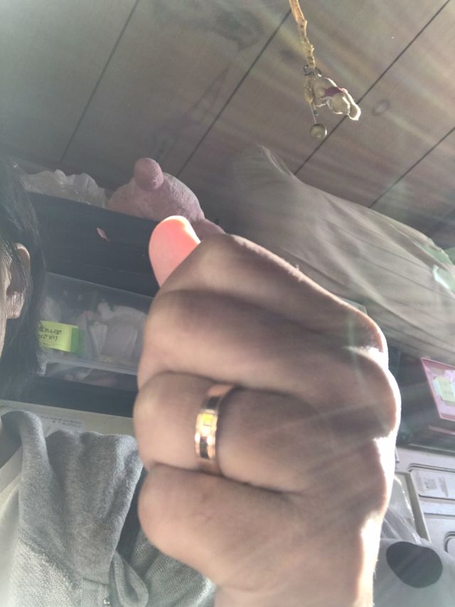 私(妻)だけ同じデザインの素材違いも購入。ローズゴールド。