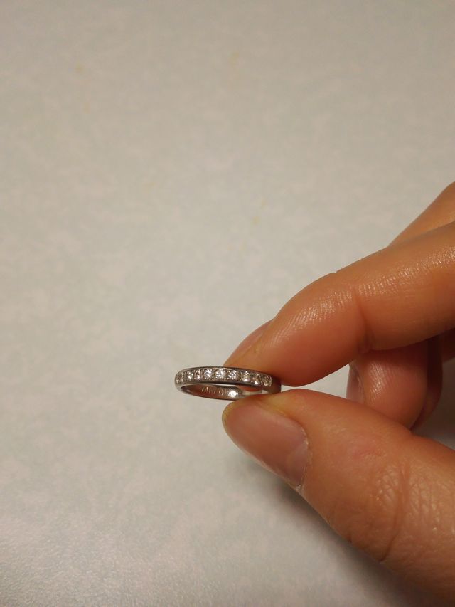 裏側には結婚記念日とそれぞれのイニシャルを刻印